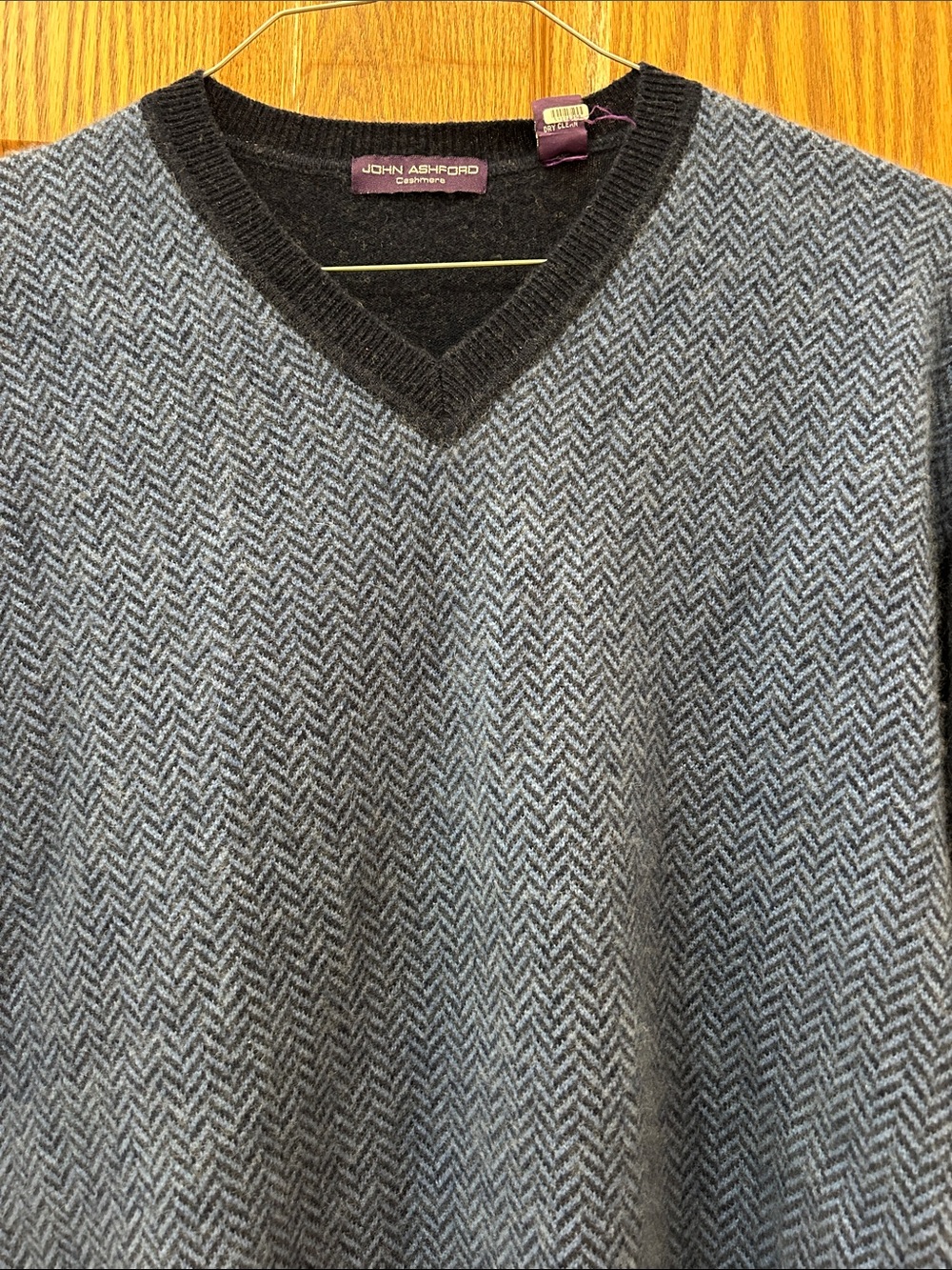 John Ashford Two-Tone Blue V-Neck cashmere Sweater image 2